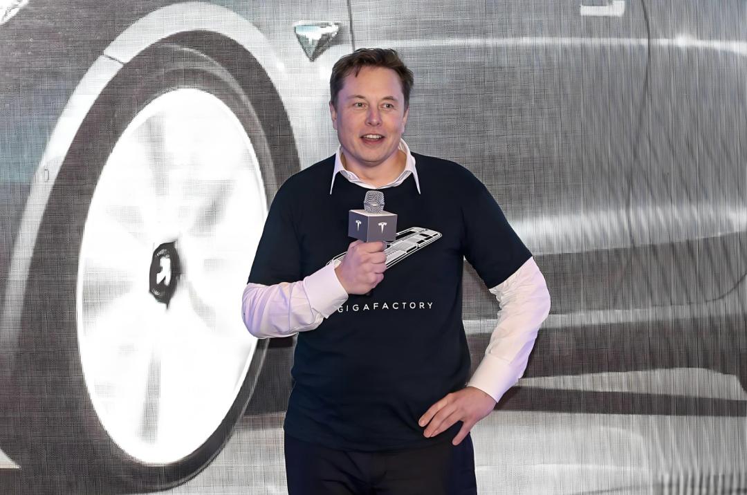 专用机器人拍了拍人形机器人“兄弟让一让，我要上桌吃饭。”