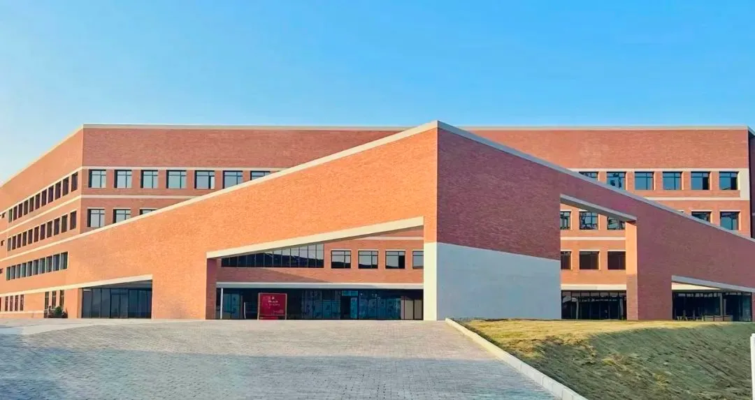 刘强东给母校中国人民大学捐赠的教学楼“京东群学楼”今日投用