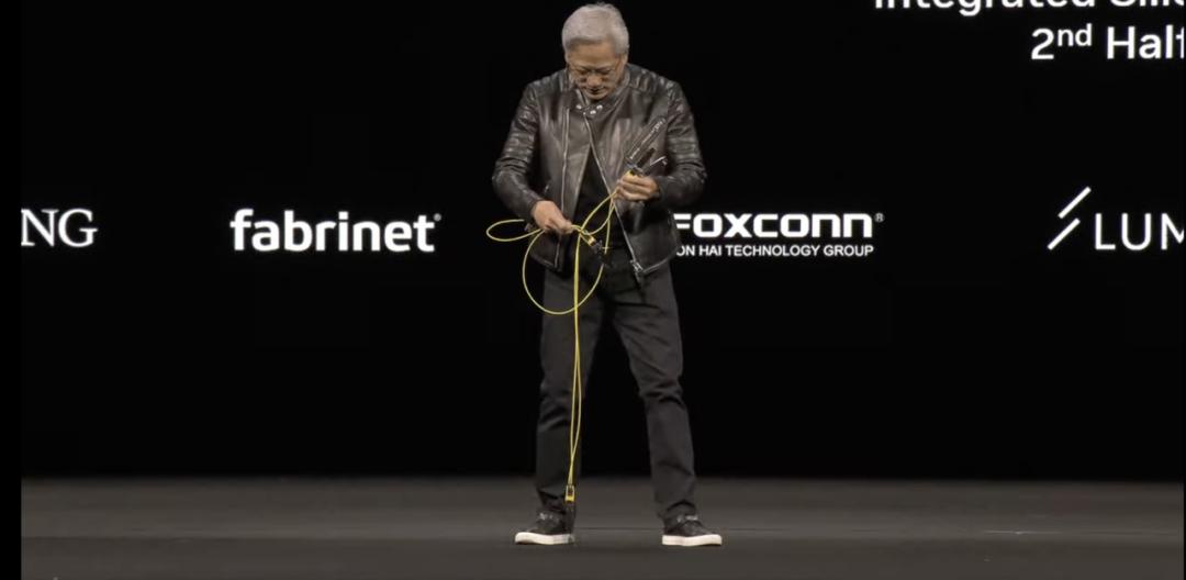 刚刚,黄仁勋甩出三代核弹AI芯片,个人超算每秒运算1000万亿次,DeepSeek成最大赢家