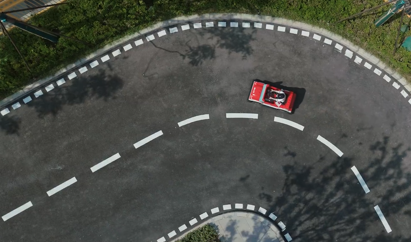 比亚迪与上海乐高乐园达成战略合作，冠名城市主题区驾驶学校项目