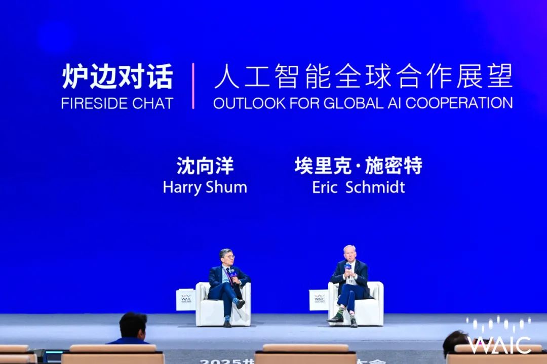 首日速递｜”AI 教父” 杰弗里辛顿来华首谈：我们已经不可能消除AI了，但我们必须管好它！