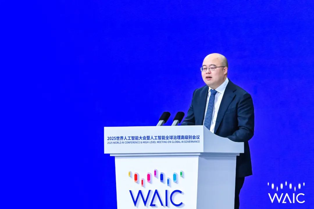 首日速递｜”AI 教父” 杰弗里辛顿来华首谈：我们已经不可能消除AI了，但我们必须管好它！